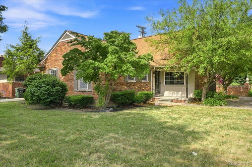 20691 Wedgewood Dr, Grosse Pointe Woods, MI, 48236-1560 | Card Image