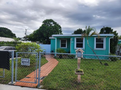 614 E 56th St, Hialeah, FL, 33013-1348 | Card Image