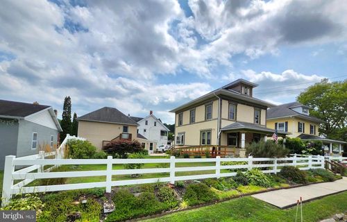 426 E Franklin St, SLATINGTON, PA, 18080-1911 | Card Image