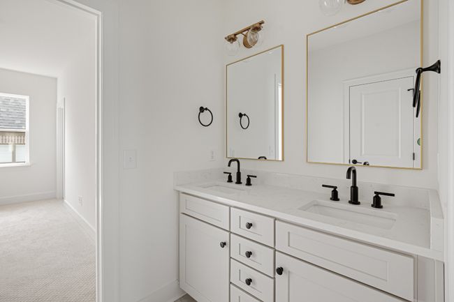 Shared bathroom with double vanities for bedrooms #3 and #4 | Image 24
