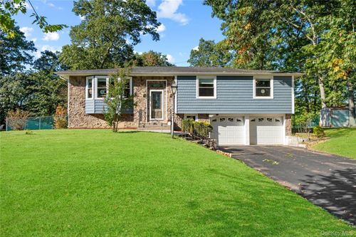 28 Peacock Ln, Commack, NY, 11725-4911 | Card Image