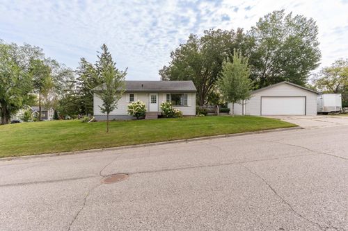 805 S Oak St, Fergus Falls, MN, 56537-3250 | Card Image