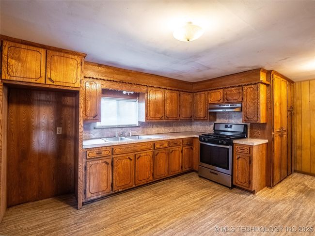 805 2 Nd St, House other with 3 bedrooms, 2 bathrooms and null parking in Quinton OK | Image 12