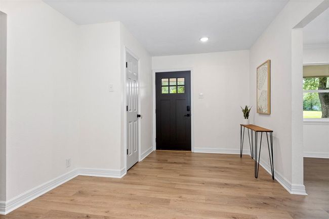 Entry way w/ coat closet & space to decorate! | Image 5