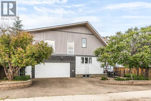 914 3 St Sw, Redcliff, AB, T0J2P0 | Card Image