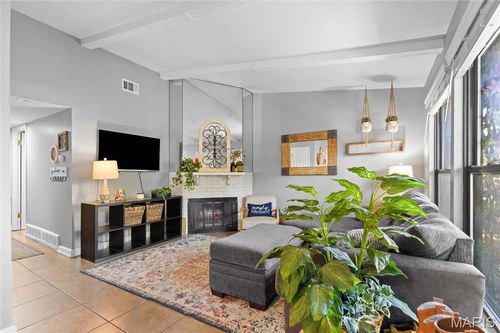 1076 Mersey Bend Dr, Saint Louis, MO, 63129-6900 | Card Image