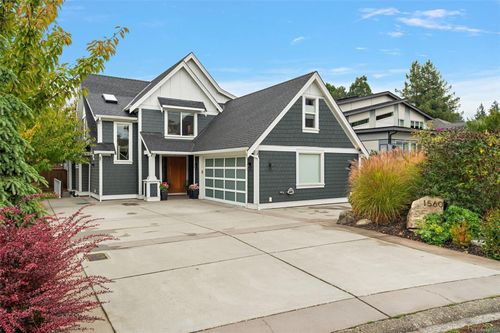 1560 Fremont Pl, Victoria, BC, V8N4Y5 | Card Image