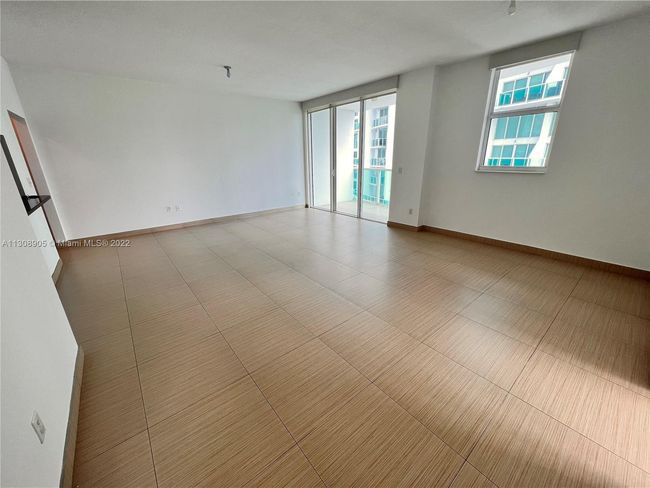 APT-3921 - 31 Se 5 Th St, Condo with 3 bedrooms, 3 bathrooms and null parking in Miami FL | Image 5