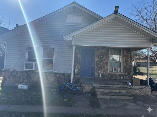 710 Shawnee St, Graham, TX, 76450-3925 | Card Image