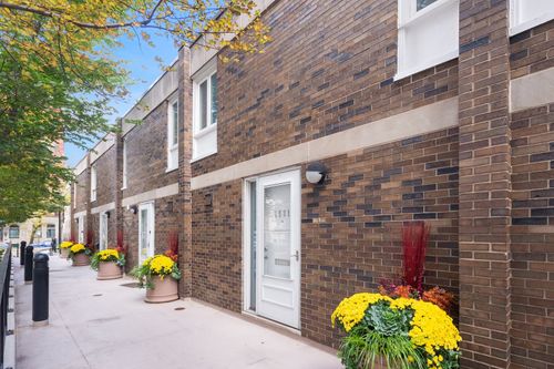 1531 N Sandburg Ter, Chicago, IL, 60610-8052 | Card Image