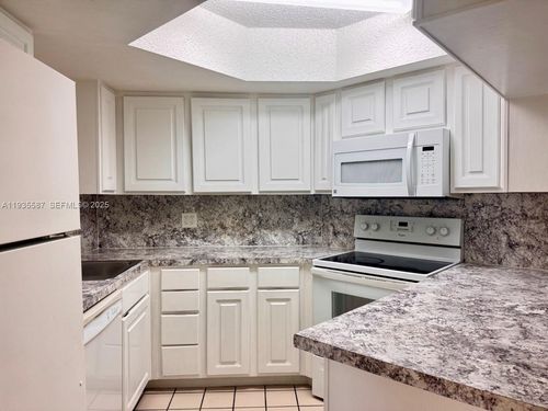 apt-207-8245 Lake Dr, Doral, FL, 33166-7873 | Card Image