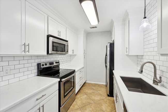 1047 Park Meadow Dr, Condo with 3 bedrooms, 2 bathrooms and null parking in Beaumont TX | Image 11