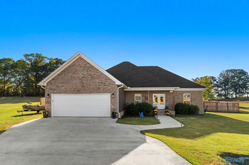 200 Skyview Cir, Muscle Shoals, AL, 35661-2985 | Card Image