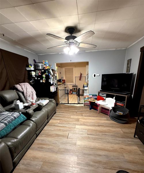 2 Bungalow Ct, Newton, IA, 50208-3915 | Card Image