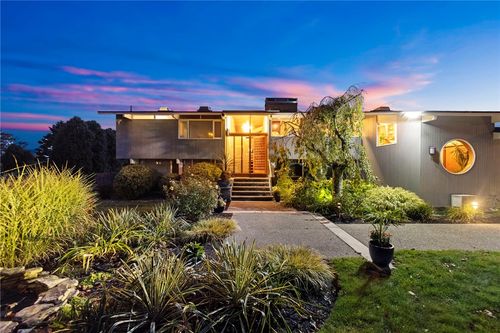 10 Oceanview Dr, Middletown, RI, 02842-5682 | Card Image