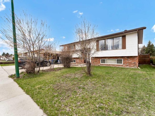 67 Ewart Crescent Se, Home with 3 bedrooms, 1 bathrooms and 2 parking in Medicine Hat AB | Image 2