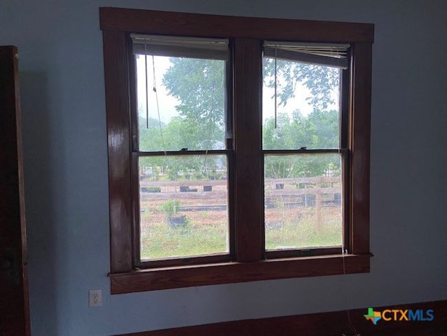409 E Hochheim St, House other with 3 bedrooms, 2 bathrooms and null parking in Yoakum TX | Image 26