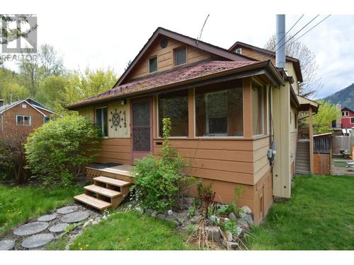 413 6th St, Nelson, BC, V1L2Y2 | Card Image