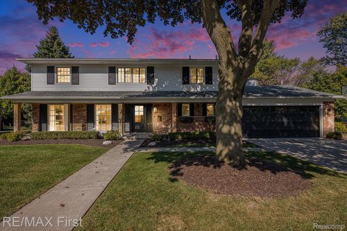 34 Putnam Pl, Grosse Pointe Shores, MI, 48236-1224 | Card Image