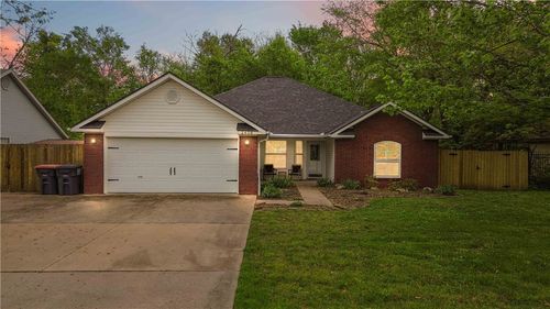 2408 Pin Oak St, Fayetteville, AR, 72701-0547 | Card Image