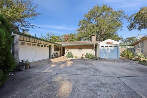 7101 Willowoak Dr, Groves, TX, 77619-6430 | Card Image