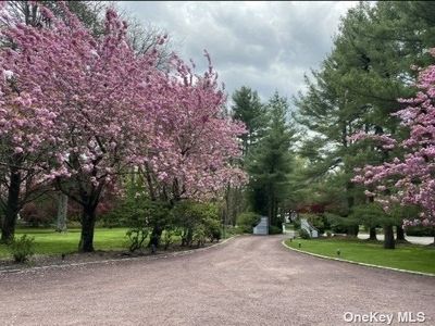 8 Plaka Court, House other with 6 bedrooms, 4 bathrooms and null parking in Old Brookville NY | Image 2