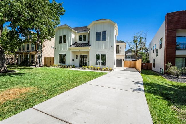 Great view of the recessed garage | Image 41