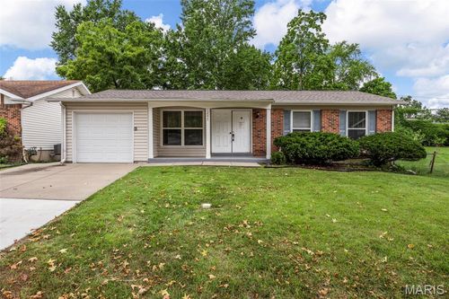 12095 El Camara Dr, Florissant, MO, 63033-7916 | Card Image