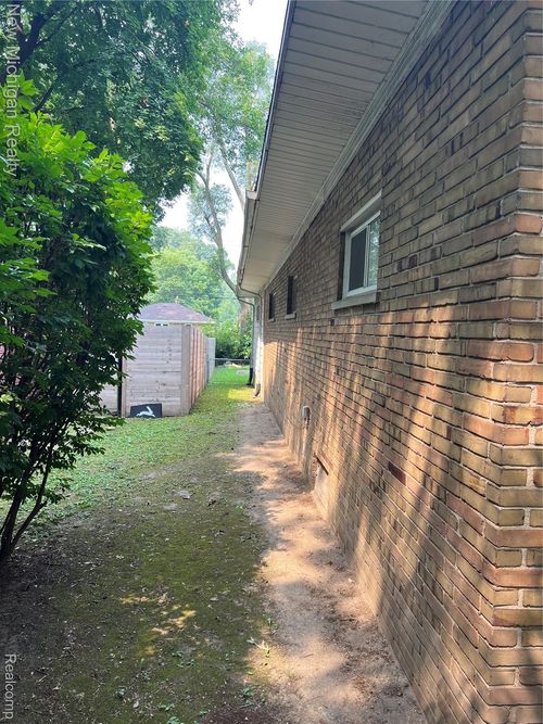 23885 Manistee St, Oak Park, MI, 48237-2251 | Card Image