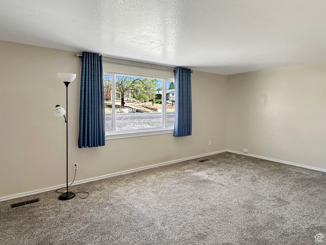 Carpeted empty room featuring baseboards | Image 11