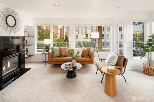 3c-4528 8th Ave Ne, Seattle, WA, 98105-4788 | Card Image