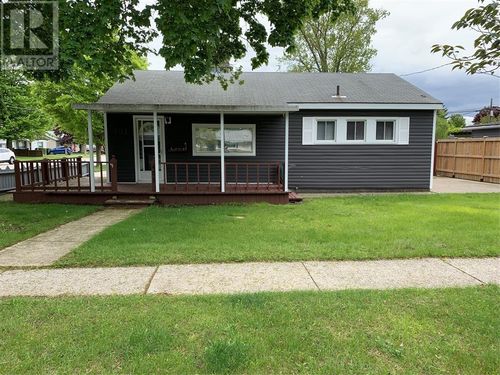 401 Louisa St, Point Edward, ON, N7V1W9 | Card Image