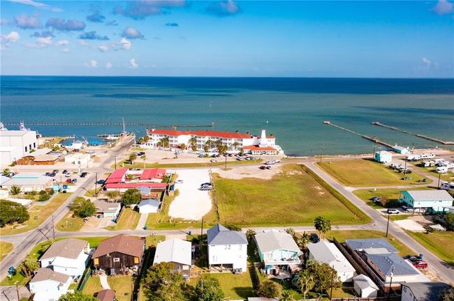 207 S 2 Nd St, House other with 4 bedrooms, 3 bathrooms and 6 parking in Rockport TX | Image 34