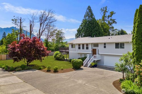 38505 Se 86th Pl, Snoqualmie, WA, 98065-9639 | Card Image