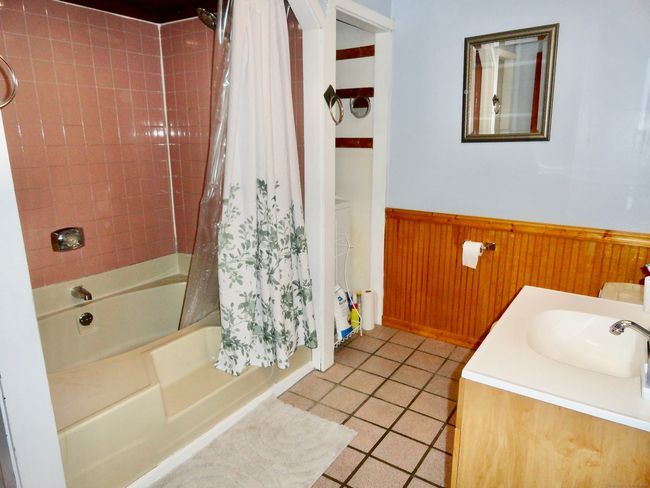 409 N Main St, Home with 5 bedrooms, 2 bathrooms and null parking in Winsted CT | Image 9
