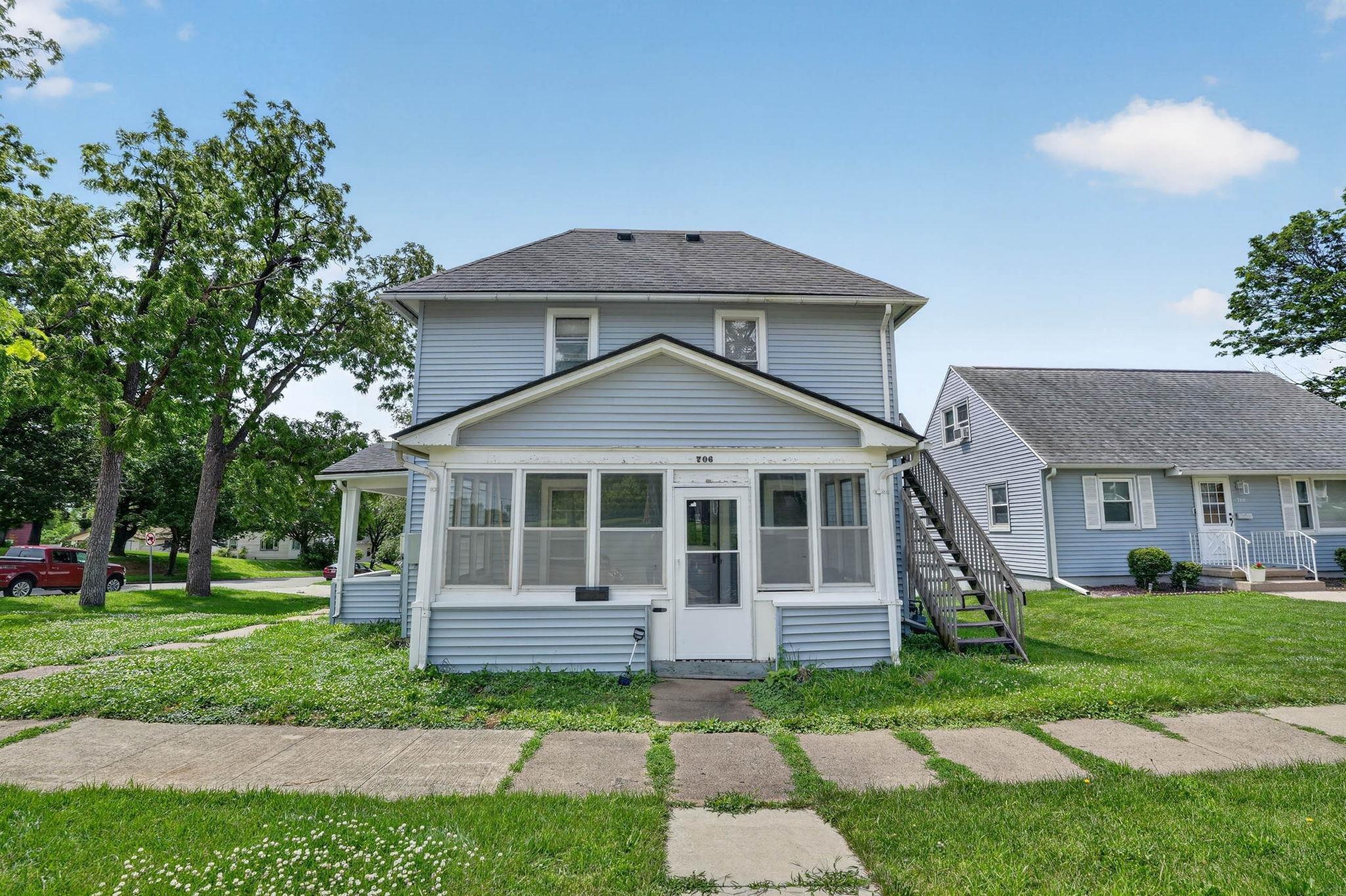 706 W 12Th St, Cedar Falls, IA 50613