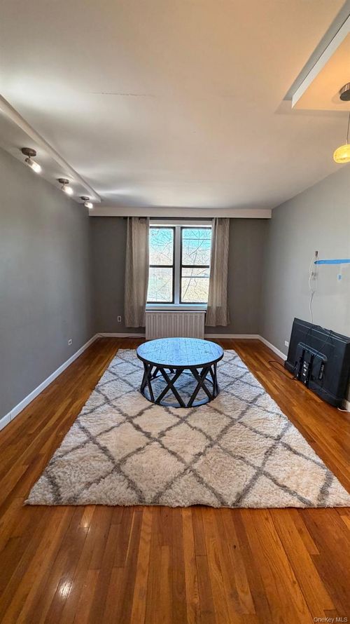 3c-8305 98th St, Woodhaven, NY, 11421-1686 | Card Image