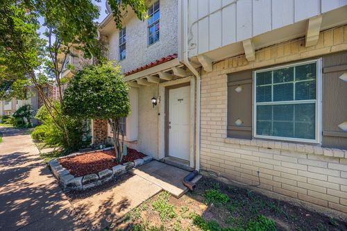34-22 W Townhouse Ln, Grand Prairie, TX, 75052-6221 | Card Image