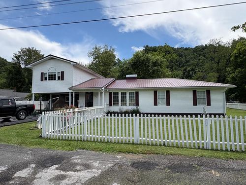 137 Clinch St, Cedar Bluff, VA, 24609-1800 | Card Image