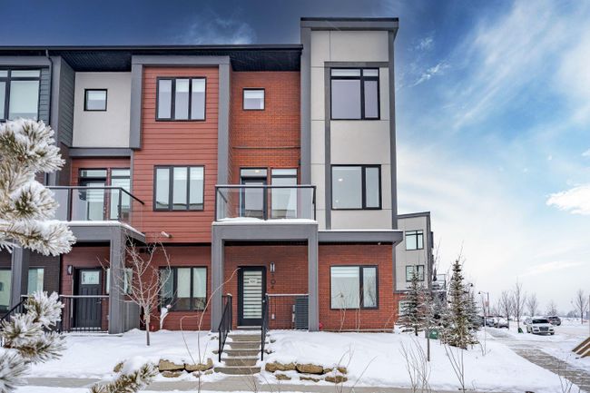 104 Greenbriar Common Nw, Home with 3 bedrooms, 2 bathrooms and 2 parking in Calgary AB | Image 3