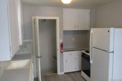 932 Detroit Ave, Lincoln Park, MI, 48146-2936 | Card Image