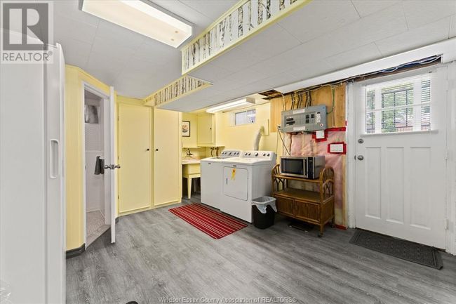 1568 St Gabriel Crt, Home with 3 bedrooms, 2 bathrooms and null parking in Windsor ON | Image 30