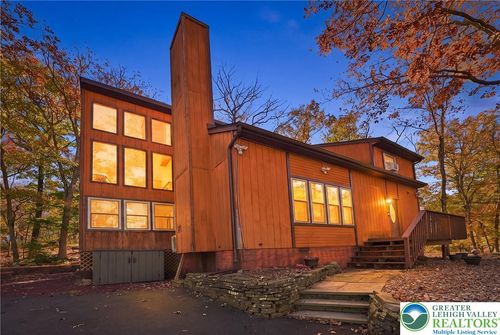 122 Dover Dr, Bushkill, PA, 18324-7054 | Card Image