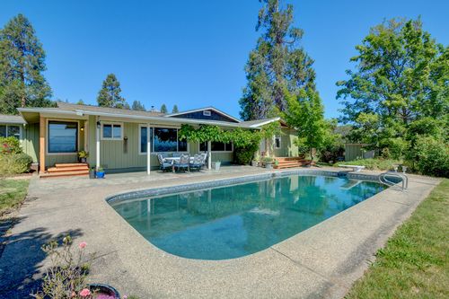 1545 Old Stage, Medford, OR, 97502 | Card Image