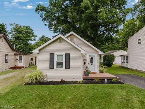 7611 Manor Dr, Mentor-On-The-Lake, OH, 44060-3326 | Card Image