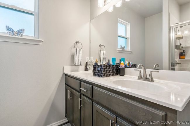 Double sinks primary bath | Image 26