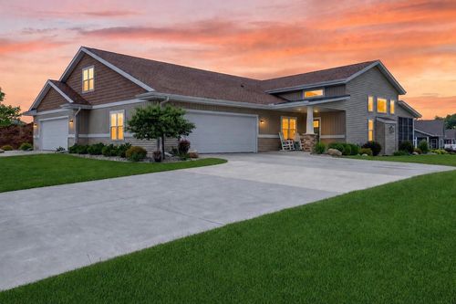 3704 Newcastle Dr, Janesville, WI, 53546-8813 | Card Image