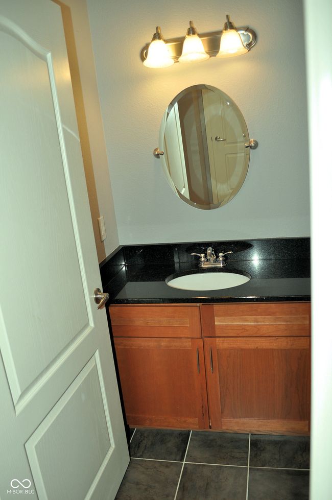 Bath vanity with granite counter top | Image 6