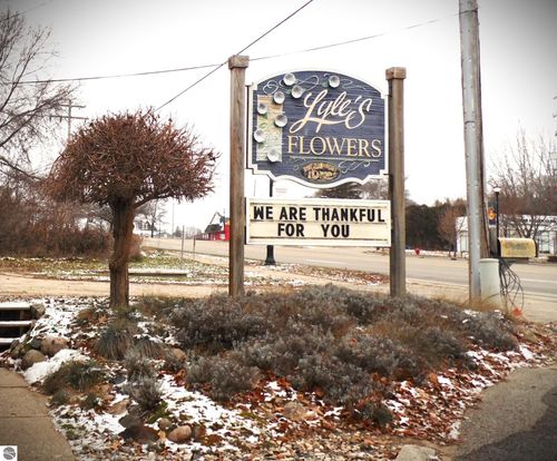 1109 W Cedar Ave, Gladwin, MI, 48624-1811 | Card Image