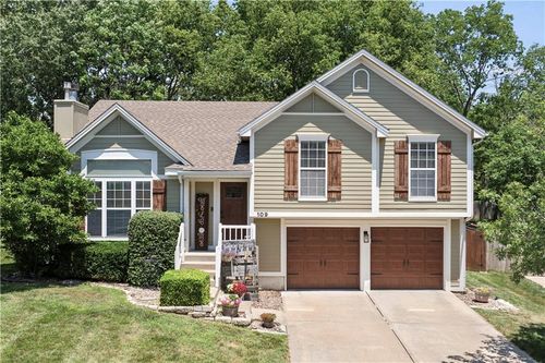 109 Nw Whitlock Dr, Lee's Summit, MO, 64081-4048 | Card Image
